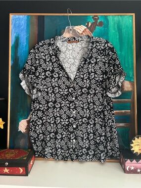 Belldini Black White Floral Henley Blouse Ruffle Sleeve Stretch Top Women’s L